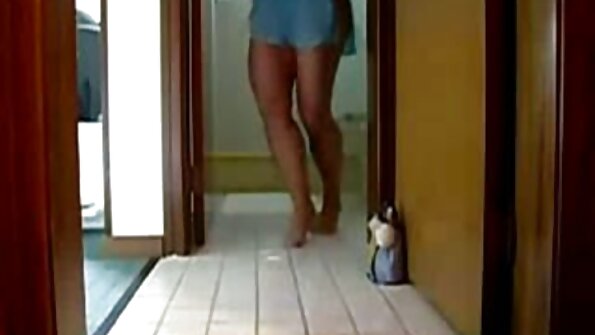 Søde Mamzel erotiski video rører ved sig selv bag revnen med en dildo.