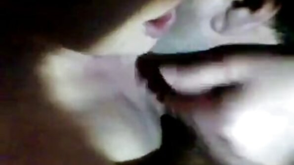 Ser et pornomagasin og rører ved hendes fisse med bezmaksas sekss video fingrene.