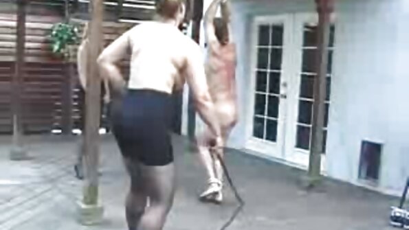 Dude filmer nøgne sekss filmas kasketter på stranden.