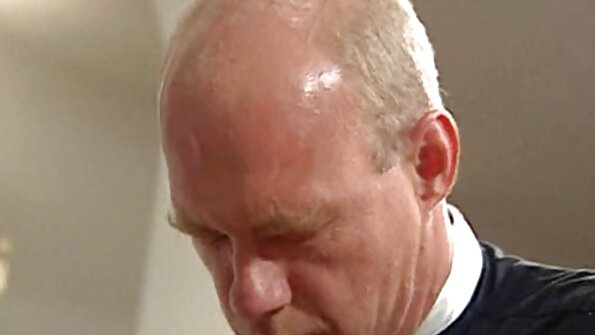 Baba knepper med en flok ophidsede fjoller. sekss par brivu