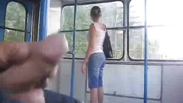 Smuk blond babe med et tavsporno stort bytte sad på hendes ansigt.