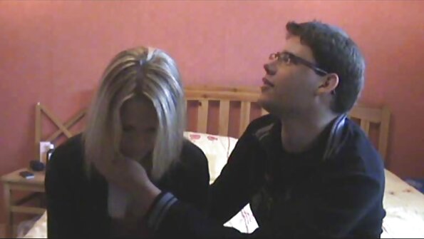 Sød model bliver kneppet med erotiski video en stålvibrator.