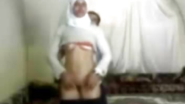 Skør chick klamrede sig til den erotiskie video fremspringende penis.