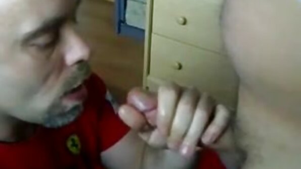 Med et seksa video online modent skedehul satte brunetten sig ned på hanen.