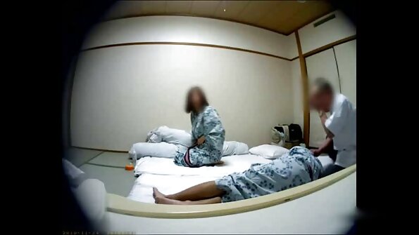 Gangbang-medlemmer knepper seksavideo og kommer i kyllingens fisse.