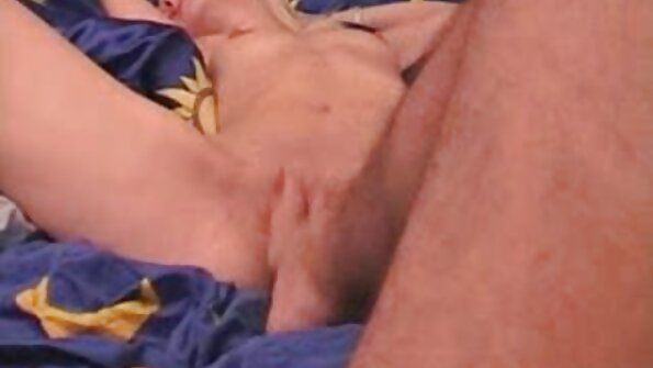 Pigen sætter sin behårede fisse seks video par brivu effektivt på pikken.