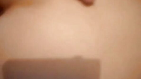 Hun løftede benet op og gik langs sin fisse majas sekss med fingrene.