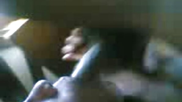 Poserer foran et spejl og ser latviešu seksa video på hendes røv.