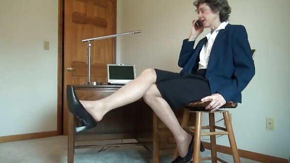 Sexet kylling bliver nøgen seksavideo og viser søde pletter.
