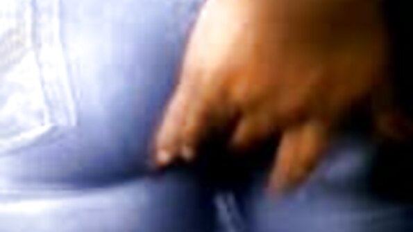 En yndefuld blondine arrangerede en sexmassage for seksavideo en klient.