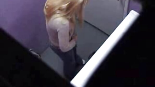 Før penetration slikkede hannen tavsporno blondines fisse.