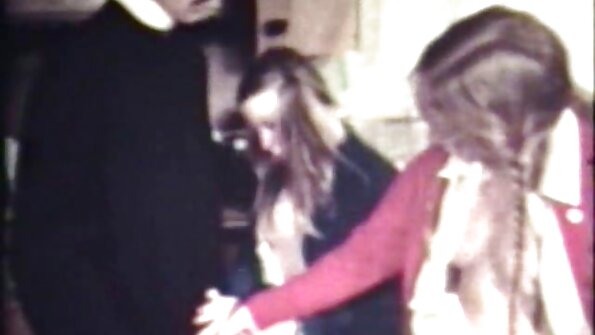 Blond pige bezmaksas seksa video rører fisse med fingrene.