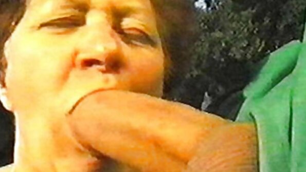 Den bezmaksas seksa video uforskammede nabo kom efter salt og kneppede husmoderen i en kræftstilling.