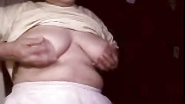 Sexet kylling kærtegner en seksa filmas bezmaksas saftig chokoladebar.