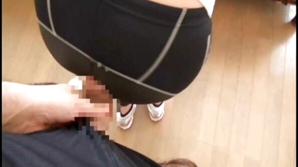 Sød sekss onlainā pige med dildo bringer sig selv til orgasmer.