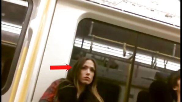 To piger sidder på en fyr med deres huller. bezmaksas sekss video
