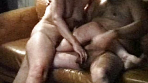 Buttet dame bliver kneppet dybt med en sekss par brivu strapon af sin veninde.