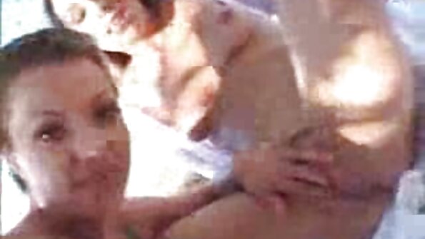 Pigen fangede fyren i armene på en anden erotiskie video sej kvinde.