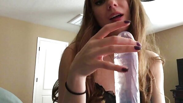 Pigen kærtegner sin kærestes fisse med sin tunge bezmaksas seks video og fingre.