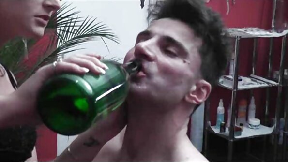 Trækker sine jeans ned, sekss porno video en russisk blondine onanerer.