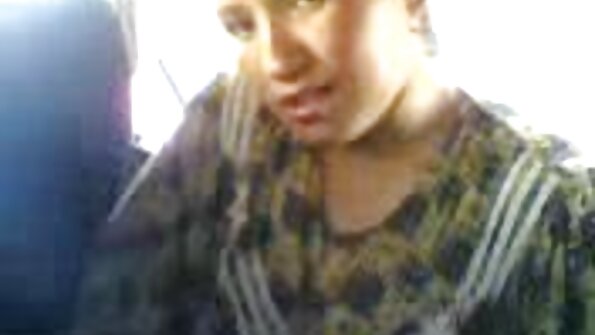 Sorthåret cutie hamrer bezmaksas seks video fisse med en flaske.