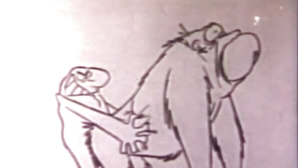 Ganske dygtig pige i sengen knepper seks bezmaksas med mængden.