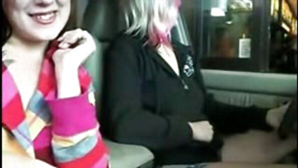 En chick med hendes mand kneppe på en pink sofa. erotiskie video