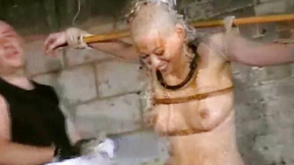 De liderlige kyllinger bestilte en stripper bezmaksas sekss til en fest.