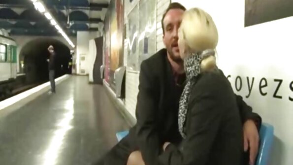 To smukke blondiner sekss filmas har det sjovt med en sort mand.