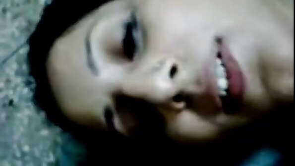 En seks video par brivu brunette i et erotisk outfit knepper med en skaldet rytter.