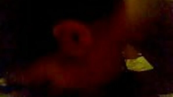 Hannen seksa bezmaksas video har en seksuel babe i en hård positur med kræft.